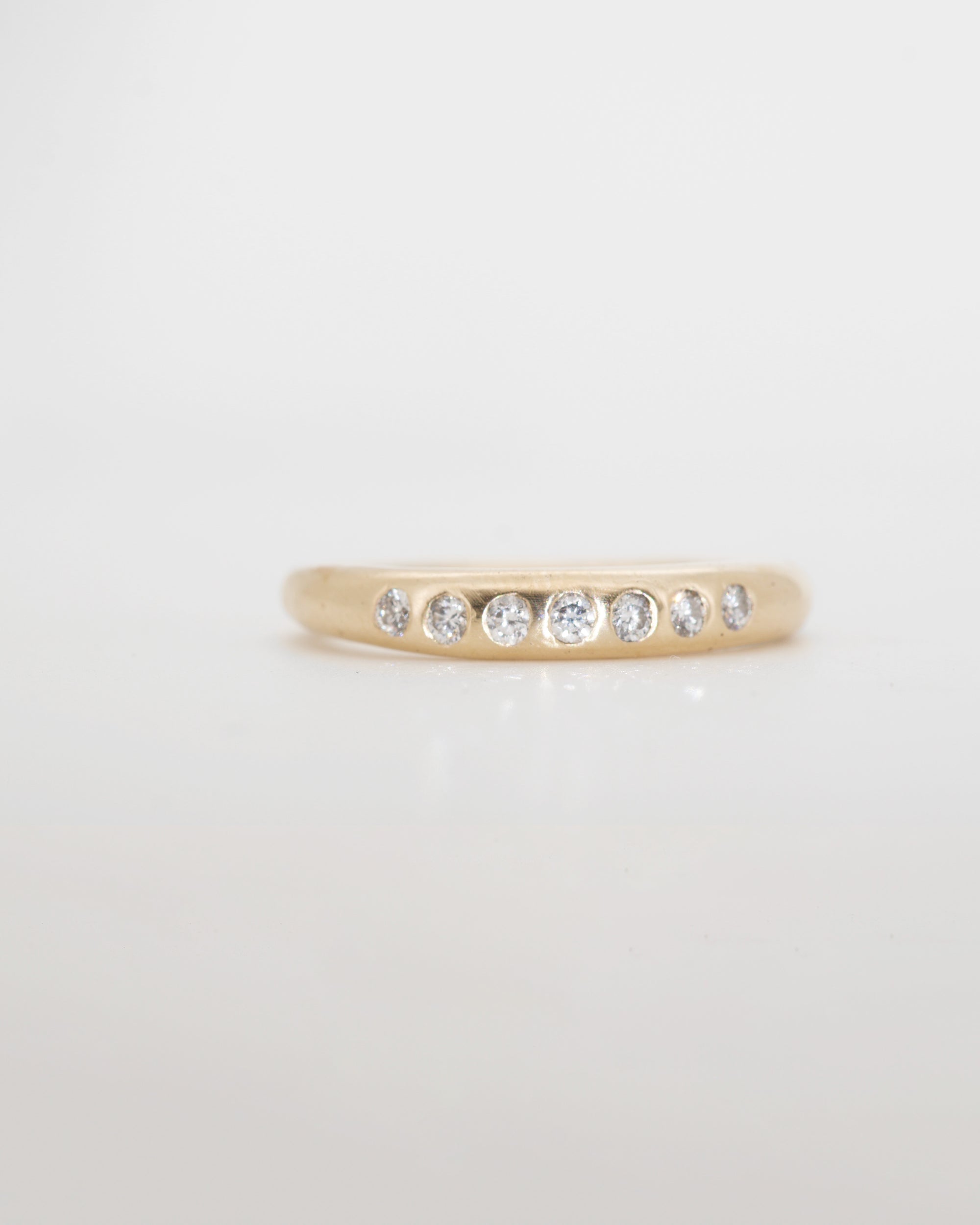 Solid 9ct gold slender Nuque + white diamonds