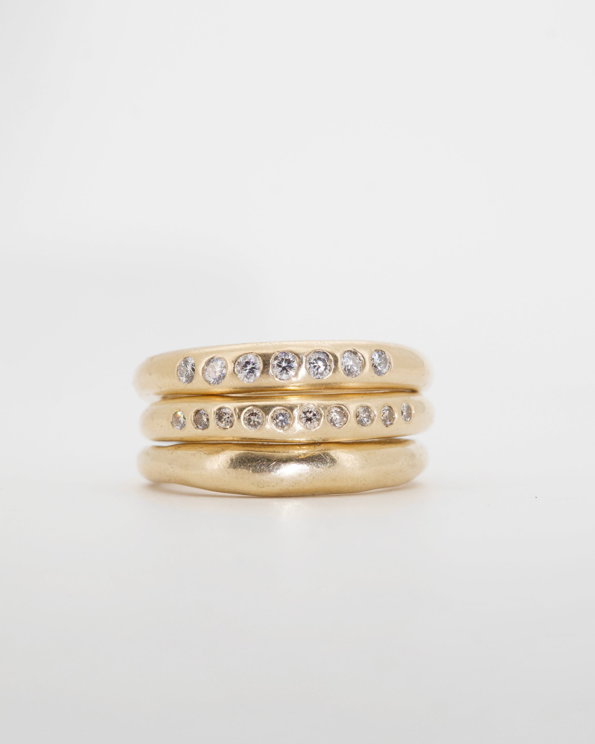 Solid 9ct gold slender Nuque + champagne diamonds