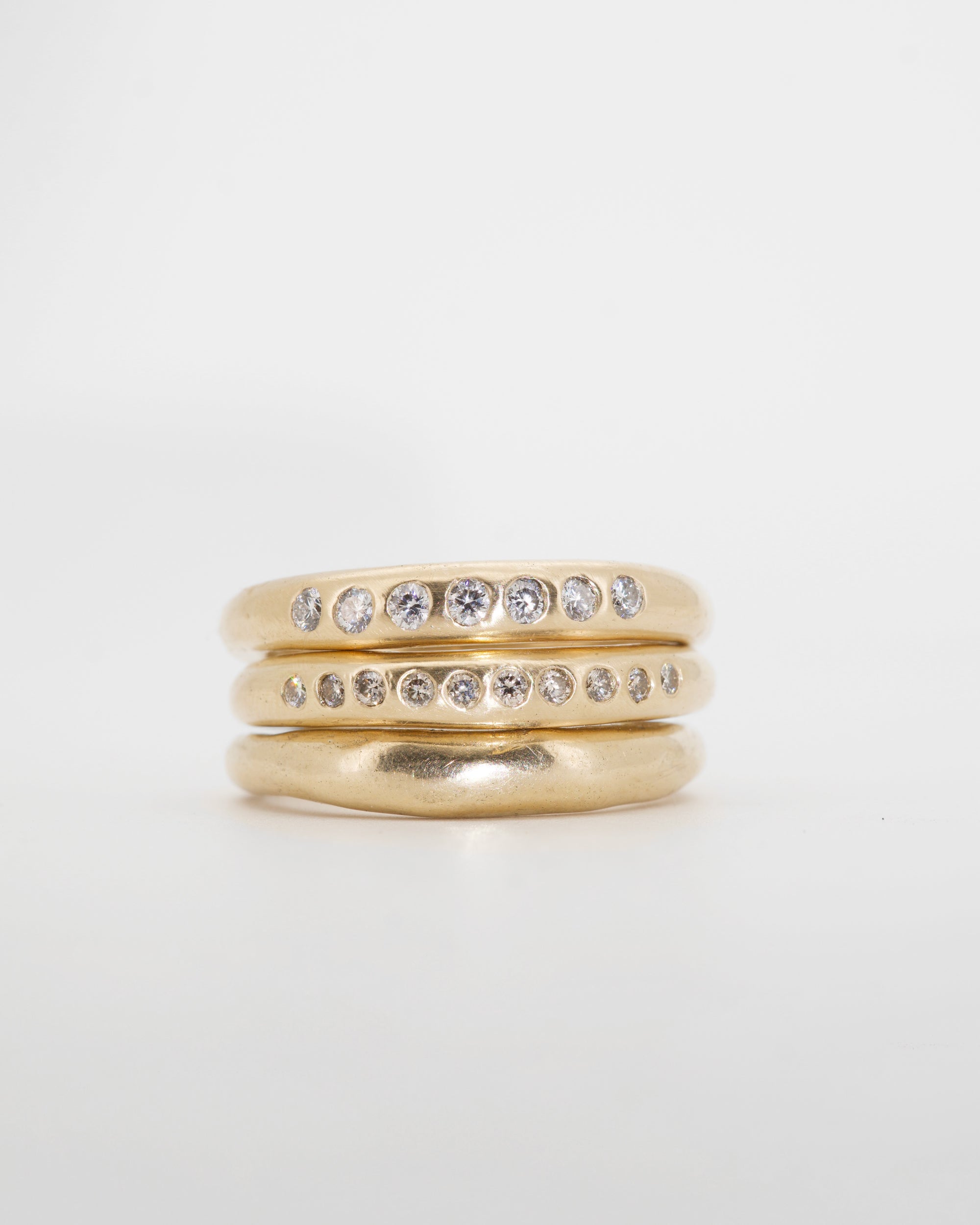 Solid 9ct gold slender Nuque + white diamonds