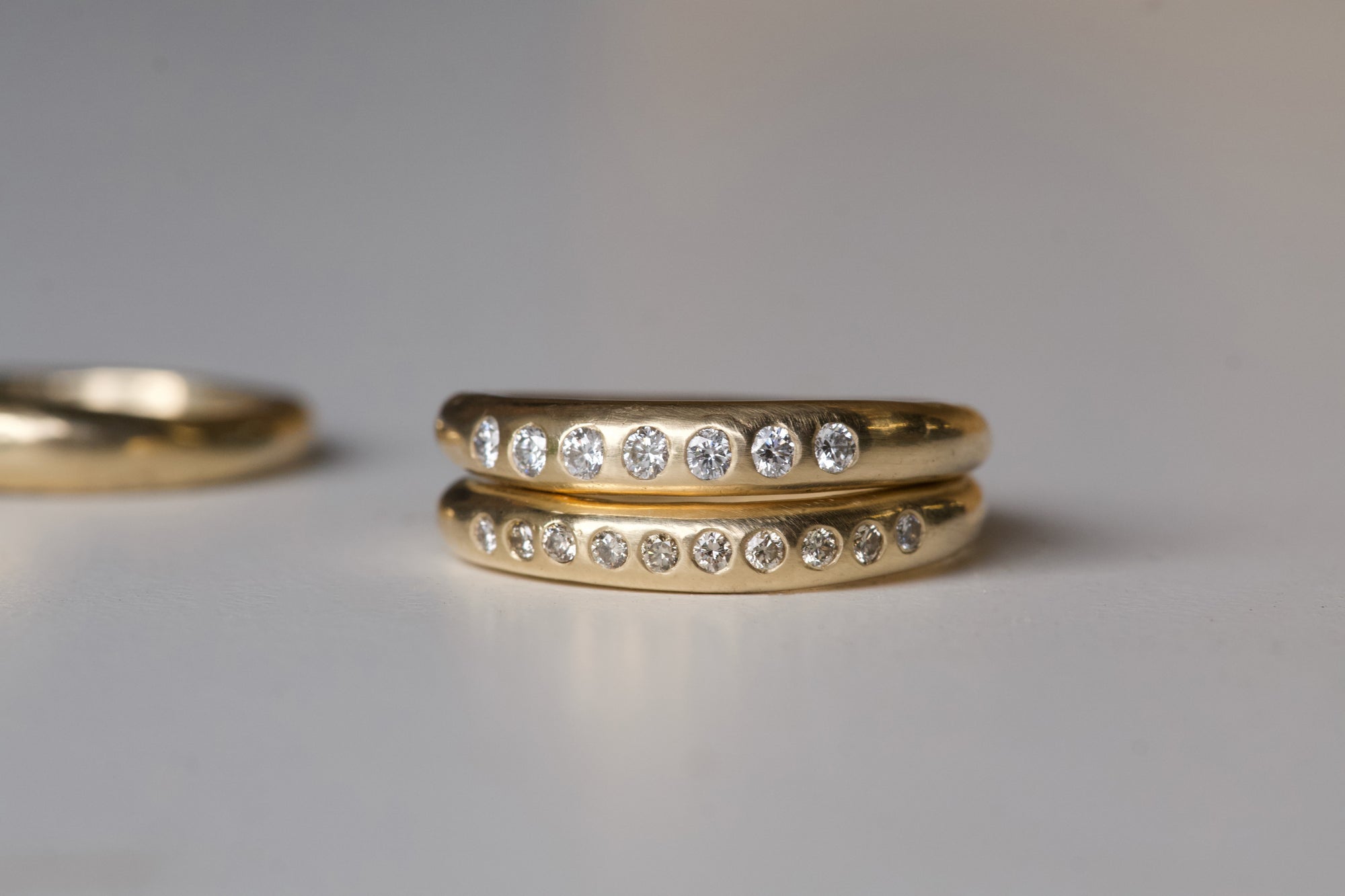 Solid 9ct gold slender Nuque + white diamonds