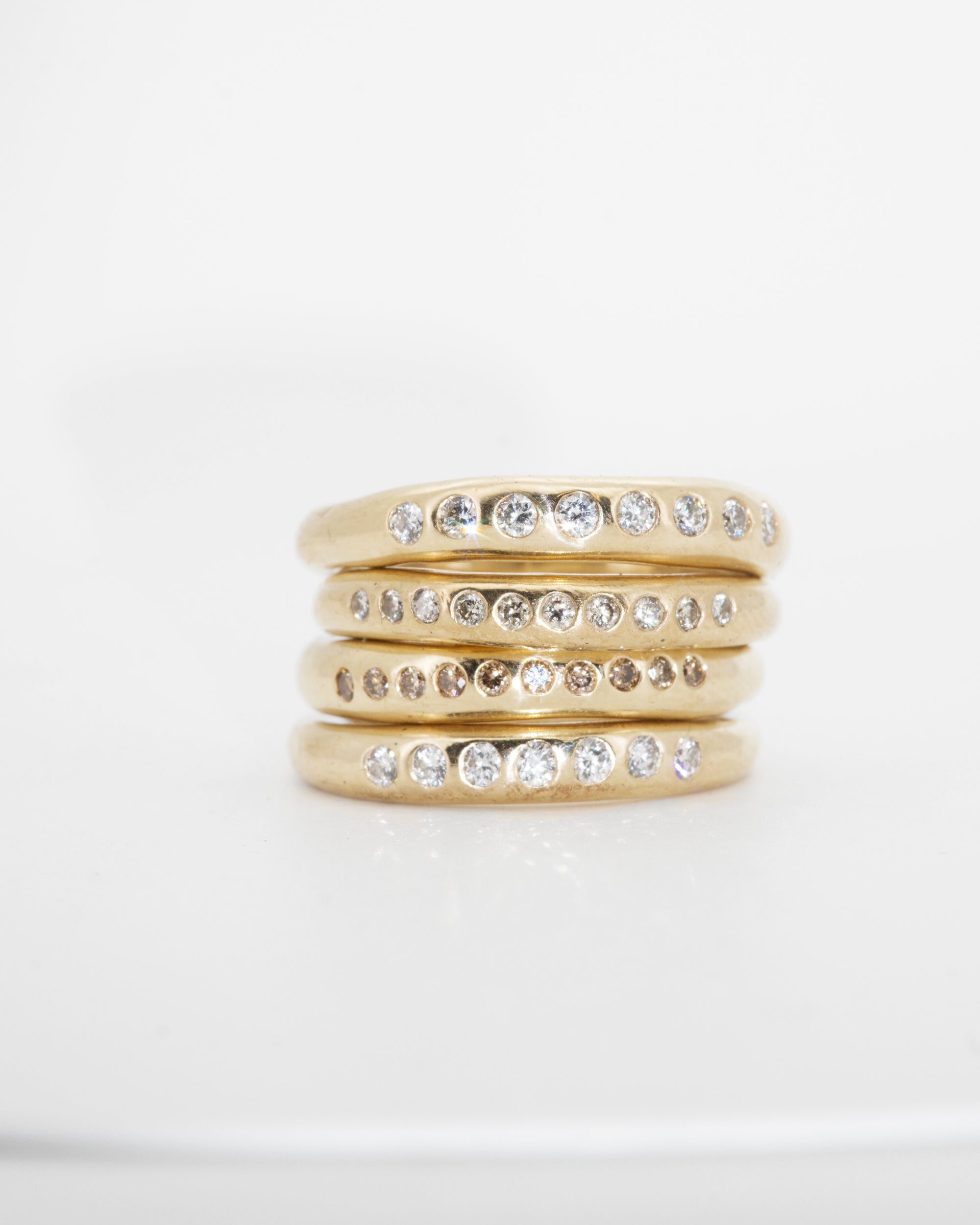 Solid 9ct gold slender Nuque + champagne diamonds