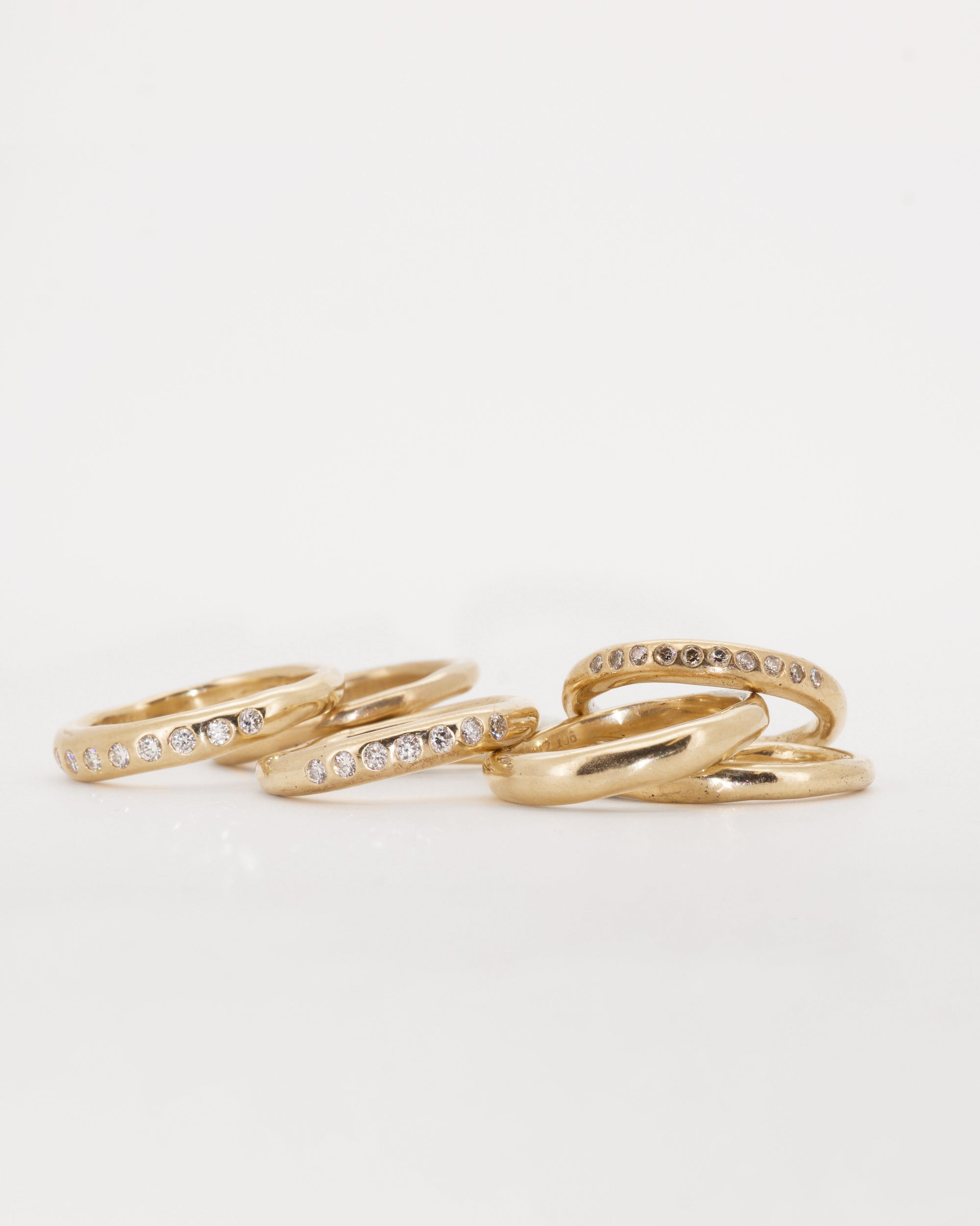 Solid 9ct gold slender Nuque + white diamonds